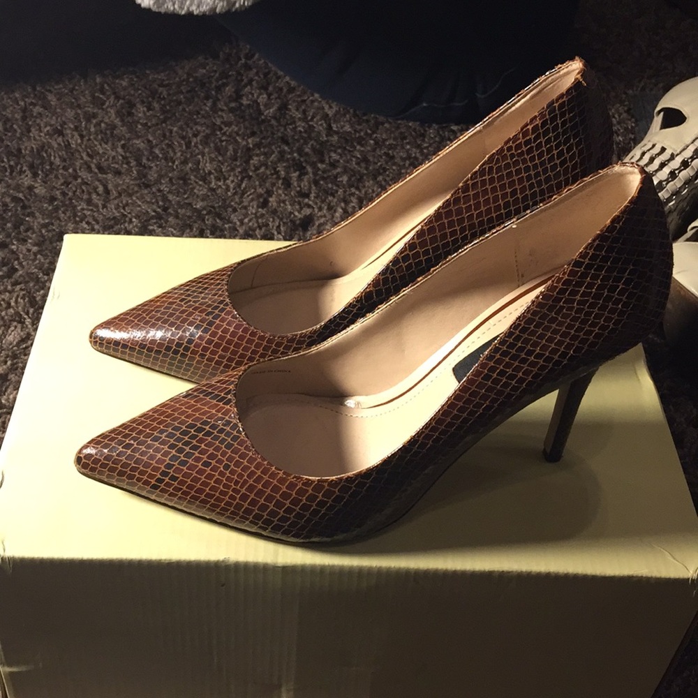 White House Black Market brown alligator pumps 7.5